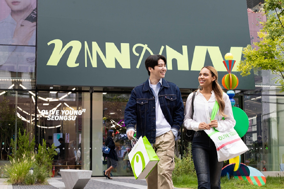 외국인 관광객이 '올리브영N 성수' 매장에서 쇼핑을 마치고 나오는 모습. [사진=CJ올리브영]