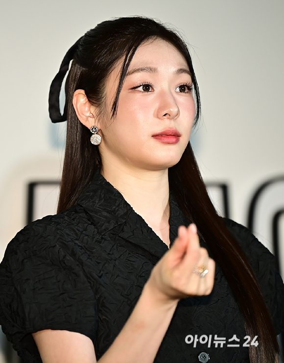 김연아가 1일 오후 서울 성수동 컨셉 스토어에서 열린 Lady Dior Celebeation 전시회에서 포토타임을 갖고 있다. [사진=곽영래 기자]