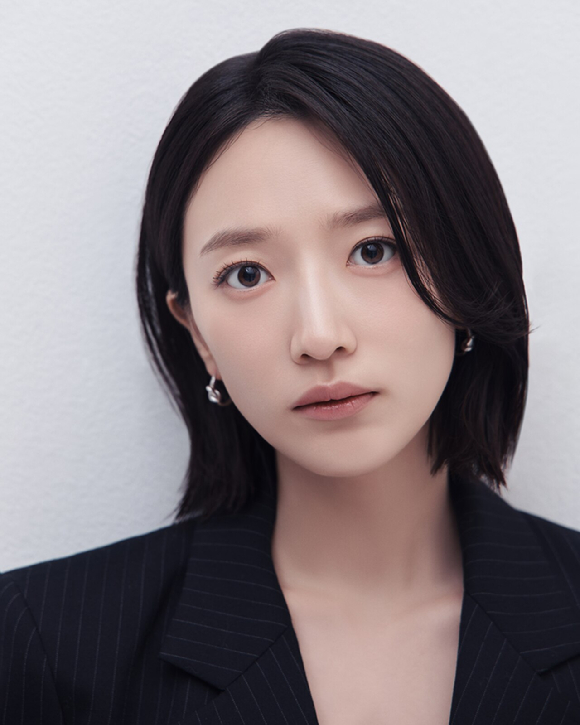 배우 표예진이 프로필 촬영에서 포즈를 취하고 있다. [사진=시크릿이엔티]