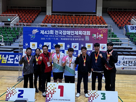‘43회 전국장애인체육대회’ 배드민턴 남자 복식 SU5 통합(선수부)에서 금메달을 차지한 이형곤(충북장애인배드민턴협회)‧지상훈(에코프로). [사진=충북장애인체육회]