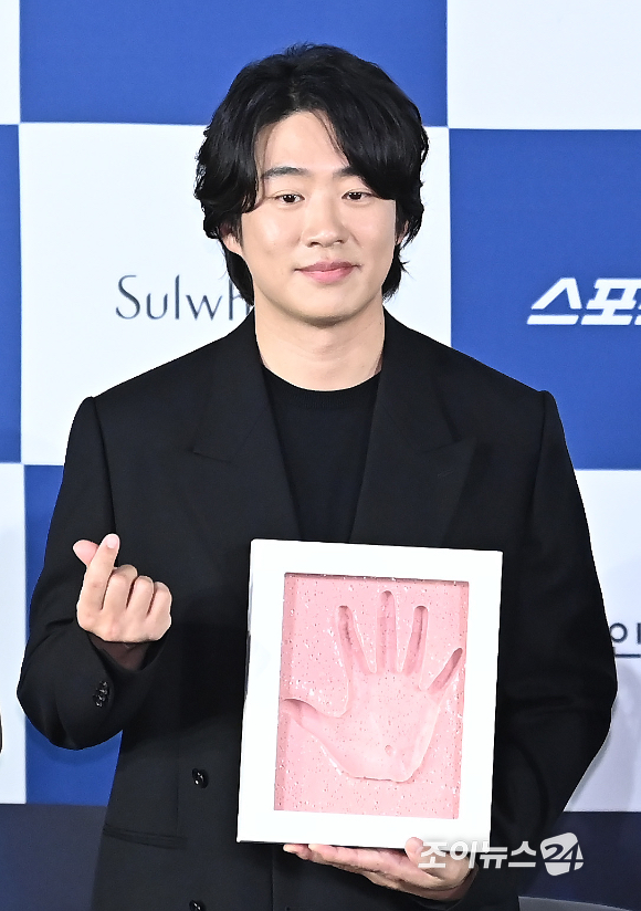 배우 안재홍이 25일 오전 서울 영등포구 CGV 여의도에서 열린 청룡시리즈어워즈 핸드프린팅 행사에서 포토타임을 갖고 있다. [사진=곽영래 기자]