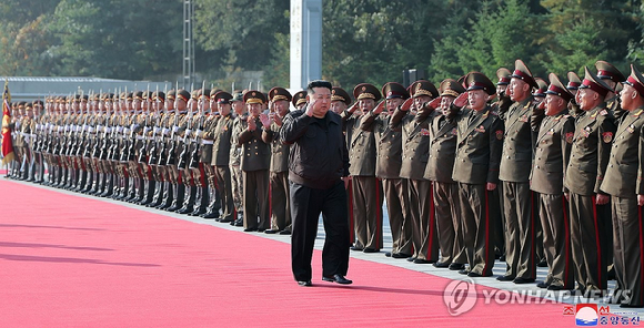 김정은 북한 국무위원장이 지난 17일 인민군 제2군단 지휘부를 방문했다고 조선중앙통신이 18일 보도했다. 2024.10.18 [사진=조선중앙통신/연합뉴스]