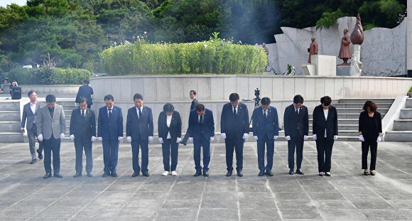 김현기 청주시의회 의장을 비롯한 의회 관계자들이 15일 청주 삼일공원에서 참배하고 있다. [사진=청주시의회]