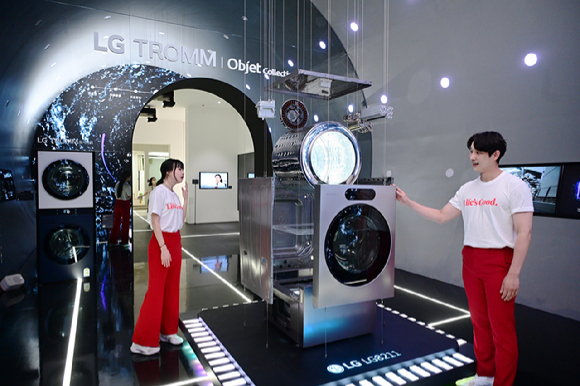 17일부터 3일간 서울 코엑스에서 열리는 월드IT쇼 2024에서 LG전자 모델들이 세탁부터 건조까지 한 번에 끝내는 'LG 시그니처 세탁건조기'의 'AI DD모터'와 '인버터 히트펌프' 등 핵심 부품을 살펴보고 있다. [사진=LG전자]