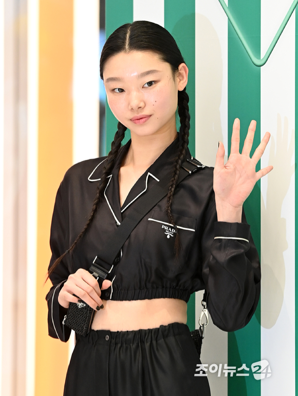 모델 배윤영이 13일 오후 서울 여의도 더 현대 서울에서 프라다 트로피코 팝업 스토어 오픈 기념 포토행사에서 포즈를 취하고 있다. [사진=김성진 기자]