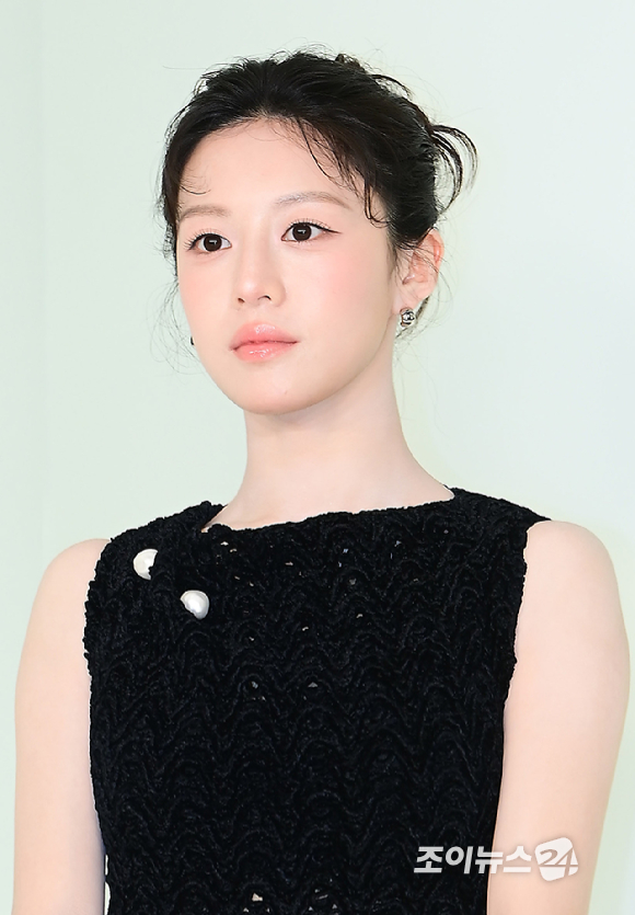 배우 고윤정이 26일 오후 서울 영등포구 퐁피두 센터 한화에서 열린 샤넬 2026 공방 컬렉션 포토 행사에 참석하고 있다. [사진=정소희 기자]