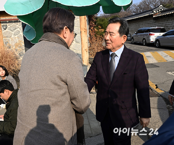 이재명 더불어민주당 대표(왼쪽)와 정세균 전 국무총리가 28일 서울 종로구의 한 음식점에서 오찬 회동을 위해 만나 인사를 나누고 있다. [사진=국회사진취재단]