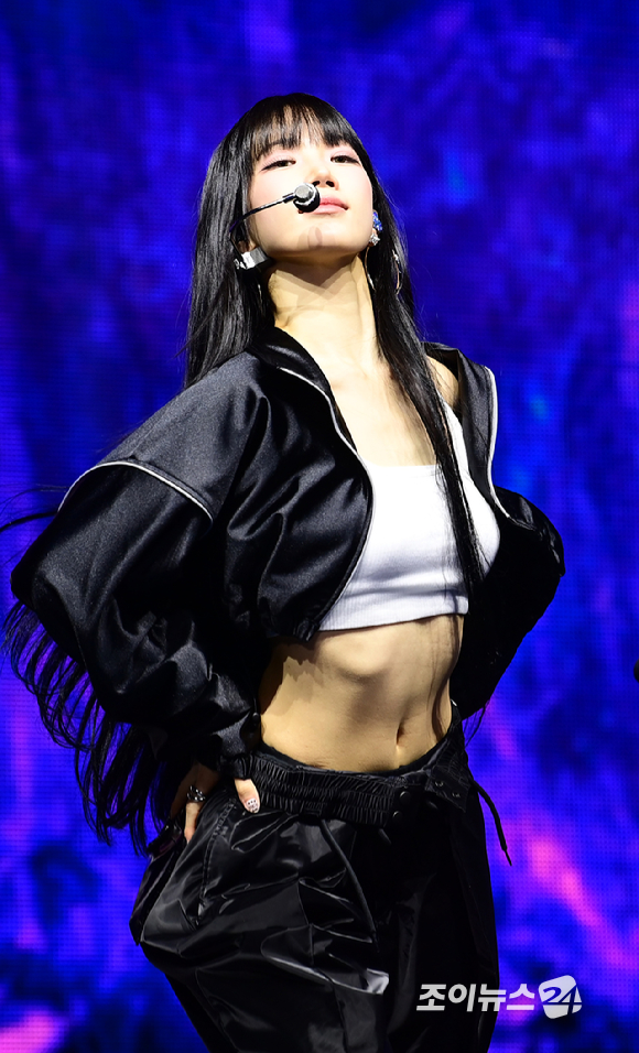 그룹 르세라핌(LE SSERAFIM) 카즈하가 29일 오후 서울 광진구 광장동&nbsp;예스24라이브홀에서 열린 미니 4집 '크레이지(CRAZY)' 쇼케이스에 참석해 타이틀곡 'CRAZY' 무대를 선보이고 있다. [사진=정소희 기자]