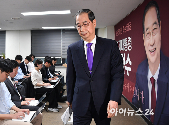 한덕수 무소속 대통령선거 예비후보가 7일 서울 영등포구 선거캠프 사무실에서 열린 기자회견에서 대선 단일화와 관련해 발언하고 있다. [사진=곽영래 기자]