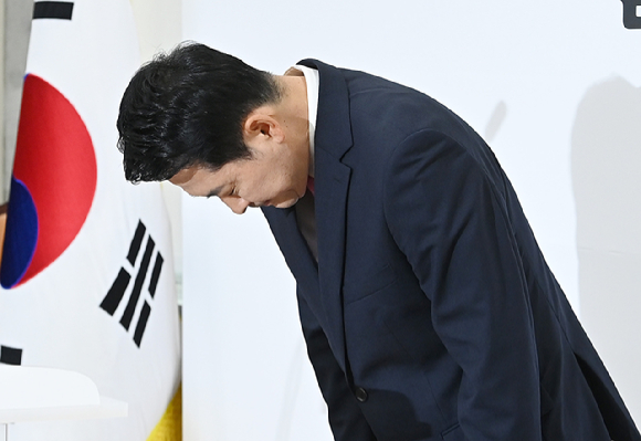 장동혁 국민의힘 당대표가 27일 서울 여의도 국회에서 중앙선관위 선거 소청 심리에 대한 기자회견에 앞서 인사를 하고 있다. [사진=곽영래 기자]