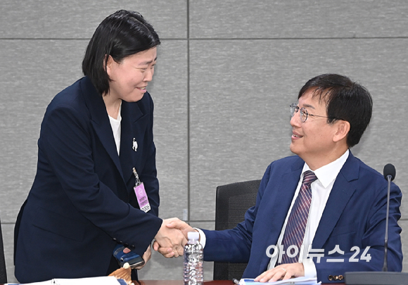 임은정 서울동부지검장과 한동수 전 대검찰청 감찰부장이 29일 서울 여의도 국회에서 '검찰개혁의 쟁점은 무언인가 : 국민이 바라는 검찰개혁의 속도와 방향'을 주제로 열린 검찰개혁 긴급 공청회에서 인사를 하고 있다. [사진=곽영래 기자]