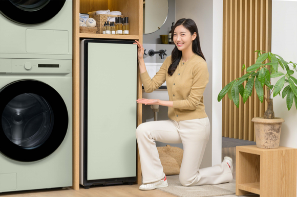 삼성전자 모델이 경기도 수원시 영통구에 위치한 삼성전자 디지털시티에서 신제품 비스포크 슈드레서를 선보이고 있다. [사진=삼성전자]