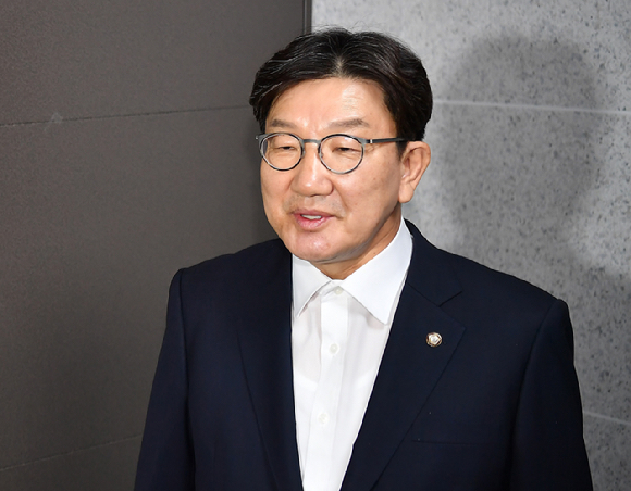 홍준표 전 대구시장이 지난달 29일 국민의힘 대선 후보 2차 경선 결과 발표 직후 서울 여의도 대하빌딩 선거 캠프 사무실에서 정계 은퇴 의사를 밝히고 있다. [사진=연합뉴스]