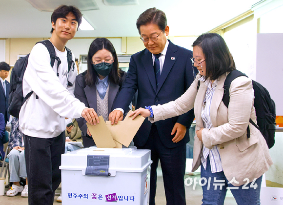 이재명 더불어민주당 후보가 29일 서울 서대문구 신촌동 주민센터 투표소에서 청년들과 함께 제 21대 대통령선거 사전투표를 하고 있다. [사진=곽영래 기자]