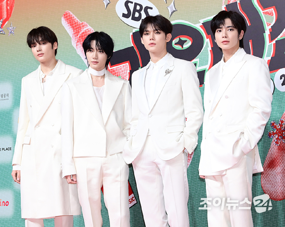 그룹 투모로우바이투게더(TXT)가 25일 오후 인천광역시 중구 운서동 인스파이어 아레나에서 열린 SBS 가요대전 레드카펫 행사에 참석하고 있다. [사진=정소희 기자]