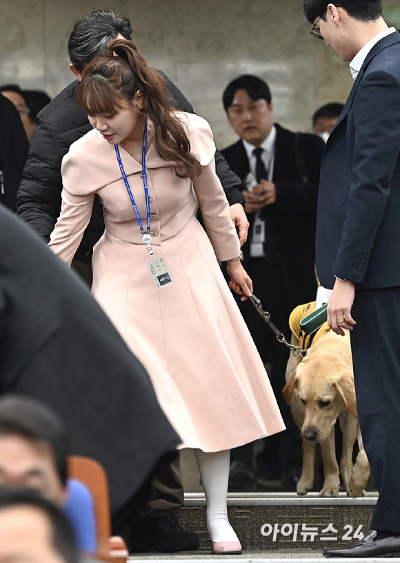 김예지 국민의힘 의원과 새 안내견 태백이가 27일 서울 여의도 국회에서 열린 의원총회에 참석하고 있다. [사진=곽영래 기자]