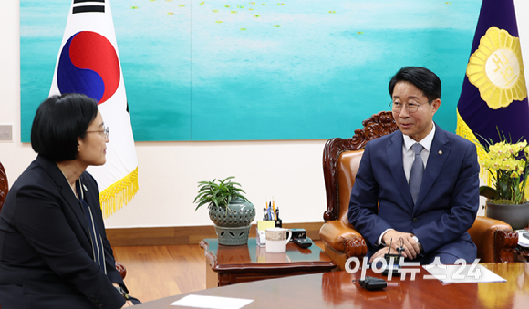한성숙 국무총리가 7일 오후 서울 여의도 국회에서 조정식 국회의장을 예방해 대화를 나누고 있다. [사진=곽영래 기자]