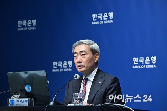 신현송 한국은행 총재가 16일 오전 서울 중구 한국은행에서 열린 금융통화위원회 통화정책방향 기자간담회에서 발언하고 있다. [사진=사진공동취재단 ]