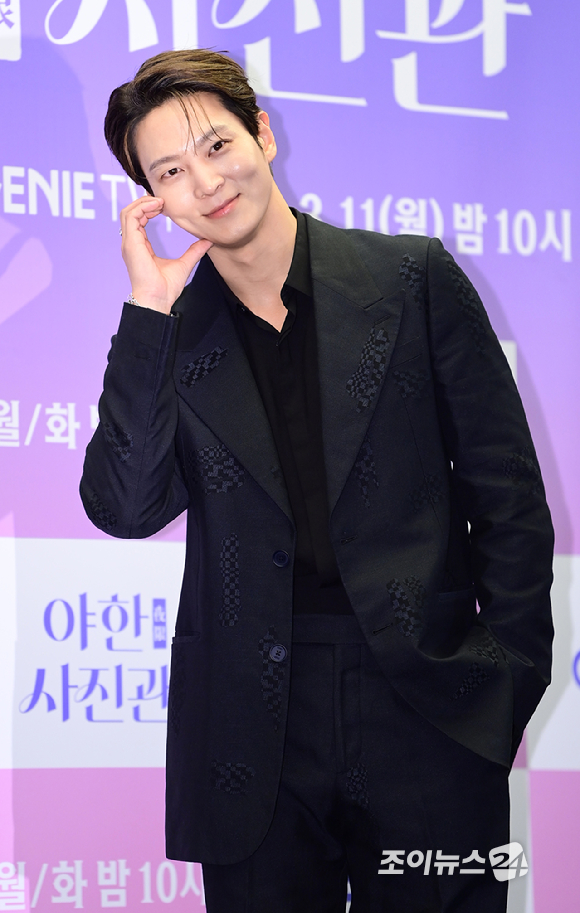 배우 주원이 11일 오후 서울 마포구 스탠포드호텔에서 열린 지니 TV 오리지널 '야한(夜限) 사진관' 제작발표회에서 포즈를 취하고 있다. [사진=정소희 기자]