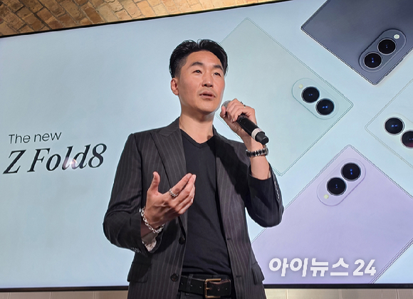 갤럭시 Z 폴드8(왼쪽부터), 여권, 노트의 크기를 비교한 사진. [사진=권서아 기자]