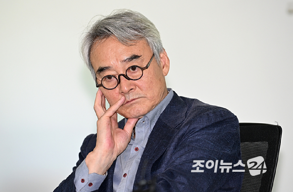 배우 남명렬이 22일 오전 서울 종로구 예술가의 집 다목적홀에서 열린 연극 '라스트 세션' 기자간담회에서 질문을 듣고 있다. [사진=곽영래 기자]