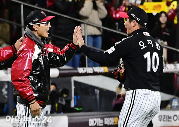 LG 트윈스는 10일 수원 KT 위즈파크에서 열린 KT 위즈와 2023 신한은행 SOL KBO 포스트시즌 한국시리즈 3차전에서 8–7로 승리를 거뒀다. 승리를 거둔 LG 염경엽 감독과 오지환이 기뻐하고 있다. [사진=곽영래 기자]