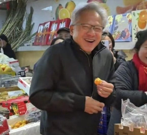 24일 중국 상하이 푸동 지역 한 재래시장을 찾은 젠슨 황 엔비디아 CEO. [사진=바이두 캡처 ]