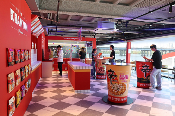 너구리의 라면가게 내부 모습. [사진=농심 제공]