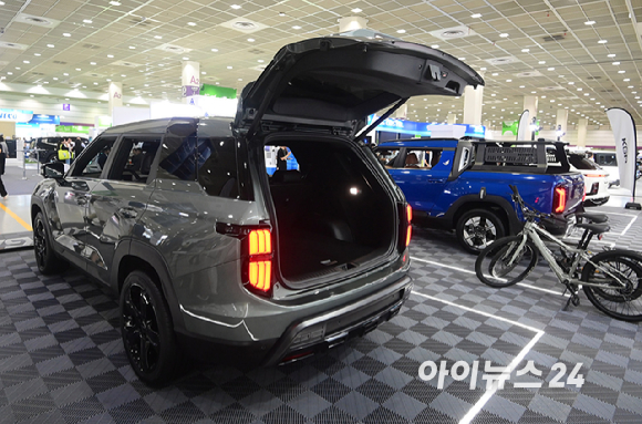 'EV 트렌드 코리아 2026'이 25일 서울 강남구 코엑스에서 열렸다. KG모빌리티(KGM) 부스에 무쏘 EV, 토레스 EVX, 액티언 하이브리드 등 친환경 전동화 모델 3종이 전시되고 있다. [사진=정소희 기자]
