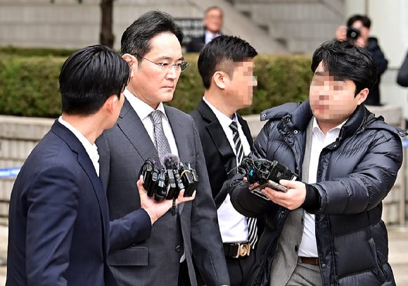 이재용 삼성전자 회장이 지난 5일 오후 서울 서초구 서울중앙지방법원에서 열린 '회계부정·부당합병' 관련 1심 선고 공판을 마치고 법원을 나서고 있다. [사진=곽영래 기자]