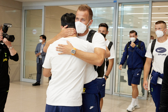 10일 인천국제공항 제2여객터미널을 통해 입국한 토트넘 홋스퍼 선수단을 반기기 위해 손흥민(토트넘)이 직접 현장을 찾았다. 손흥민이 환영 피켓을 들고 토트넘 선수단을 기다리고 있다. [사진=팀트웰브]