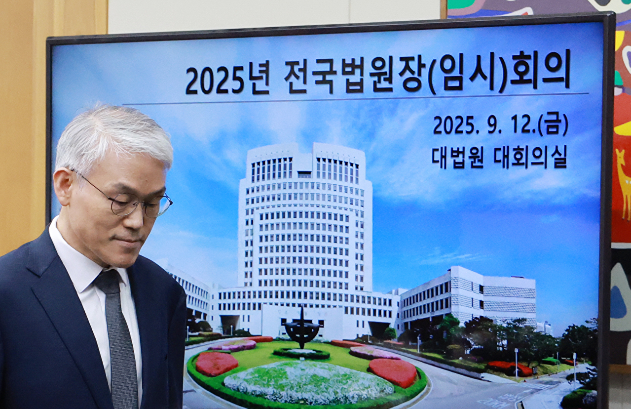 더불어민주당 3대특검 종합대응 특별위원회 이성윤 의원 등이 18일 서울 여의도 국회 의안과에 '윤석열&middot;김건희 등의 국정농단 사건 진상규명을 위한 전담재판부 설치에 관한 법률안'을 제출하고 있다. 2025.9.18 [공동취재] [사진=연합뉴스]