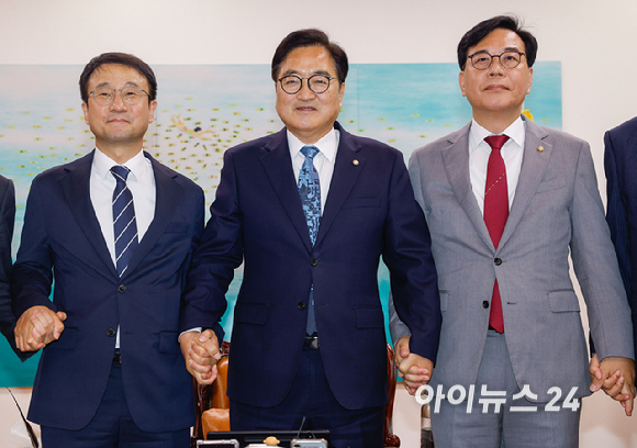 더불어민주당 천준호 원내운영수석부대표(왼쪽부터), 한병도 원내대표, 우원식 국회의장, 국민의힘 송언석 원내대표, 유상범 원내운영수석부대표가 7일 서울 여의도 국회에서 열린 여야 원내대표 회동에서 기념촬영을 하고 있다. [사진=곽영래 기자]