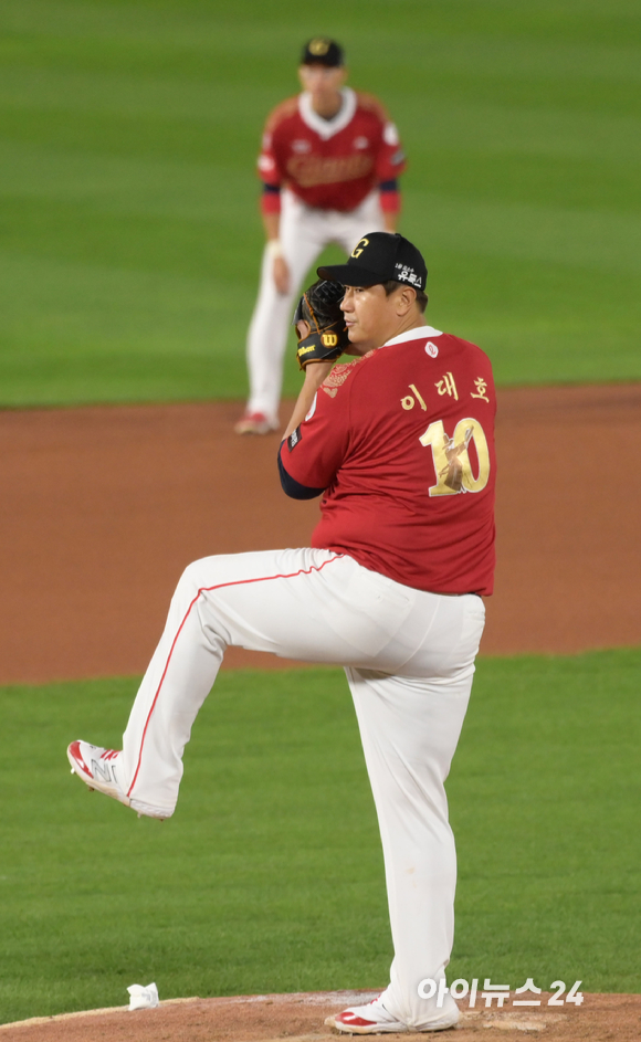 '조선의 4번 타자' 롯데 이대호의 은퇴식이 8일 부산 동래구 사직야구장에서 열린 가운데 이대호의 다양한 모습. [사진=정소희 기자]