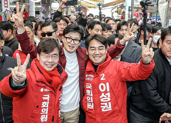 한동훈 국민의힘 비상대책위원장이 14일 부산 사하구 괴정골목시장을 방문, 이성권·조경태 후보와 함께 시민들에게 인사하고 있다. (공동취재) 2024.03.14. [사진=뉴시스]