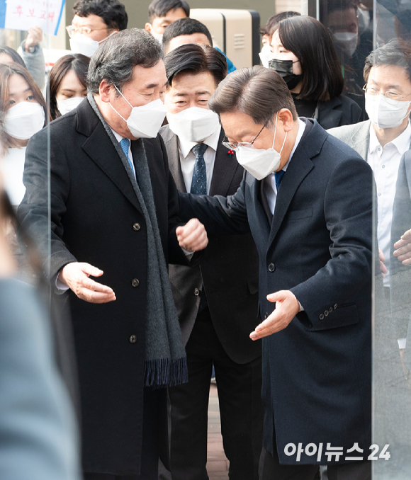 이재명 더불어민주당 대선후보와 이낙연 전 대표가 23일 서울 중구 달개비 식당에서 열린 오찬 회동 후 인사를 하고 있다. [사진=국회사진취재단]