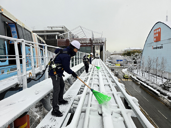 인천교통공사 직원들이 22일 월미바다열차 레일에서 제설작업을 벌이고 있다. [사진=인천교통공사]