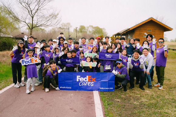 페덱스 임직원과 가족들이 서울 마포구 노을공원에서 열린 &lsquo;꿀숲벌숲' 봉사 활동에 참여해 기념촬영을 하고 있다. [사진=페덱스]