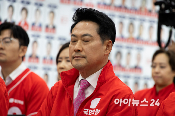 장동혁 국민의힘 상임선거대책위원장이 3일 여의도 국민의힘 당사에 마련된 개표상황실에서 방송사 출구조사 발표 후 눈을 감고 있다. [사진=국회사진취재단]