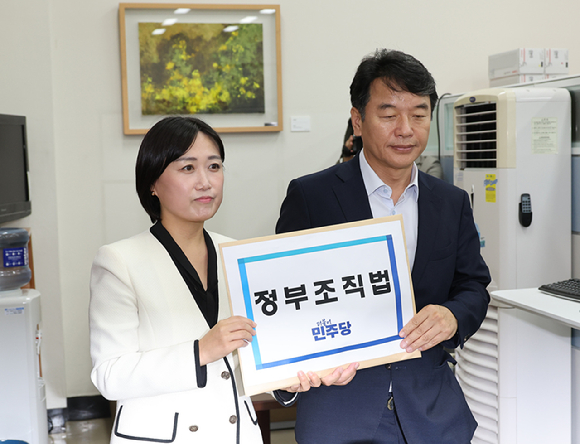 12일 서울 여의도 국회 의안과에서 더불어민주당 문진석 원내수석부대표, 백승아 원내대변인이 정부조직법 개정안을 제출하고 있다. 2025.9.12 [사진=연합뉴스]