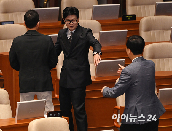 한동훈 무소속 의원이 11일 서울 여의도 국회에서 본회의가 끝난 뒤 국민의힘 박정훈, 정성국 의원과 인사를 나누고 있다. [사진=곽영래 기자]