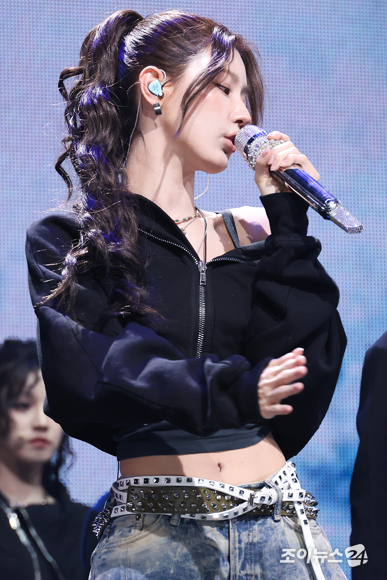 그룹 아이들 미연이 6일 오후 서울 광진구 광장동 예스24라이브홀에서 진행된 아이들(i-dle) 아홉 번째 미니 앨범 '위 메이드'(We made) 발매 기념 쇼케이스에 참석해 열띤 무대를 펼치고 있다. [사진=문수지 기자]