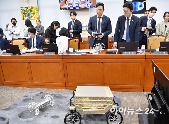 더불어민주당 이정헌 의원과 노종면 의원이16일 서울 여의도 국회에서 열린 과학기술정보방송통신위원회의 원자력안전위원회 등 국정감사에서 무인 탐사 로봇을 살펴보고 있다. [사진=곽영래 기자]