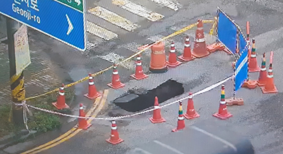 18일 오후 3시20분께 인천광역시 서구 석남동의 한 도로에서 폭 5m, 깊이 2.5m 규모의 씽크홀이 발생해 안전 조치 중이다. [사진=인천소방본부]