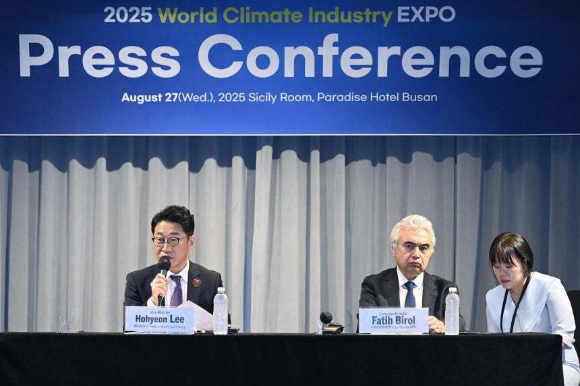27일 부산 파라다이스호텔에서 열린 공동 기자회견에서 이호현 산업통상자원부 2차관(왼쪽)과 파티 비롤 국제에너지기구(IEA) 사무총장이 발언하고 있다. [사진=산업통상자원부]