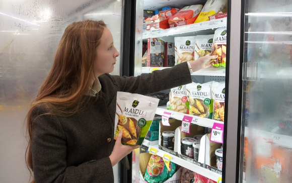 호주의 한 울워스(Woolworths) 매장에서 비비고 만두를 구매하고 있는 소비자의 모습. [사진=CJ제일제당]