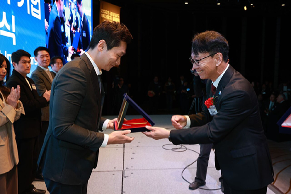 김명주 경상남도 경제부지사(오른쪽)가 쿠팡 CLS 곽형주 상무에게 표창을 수여하고 있다. [사진=쿠팡CLS]