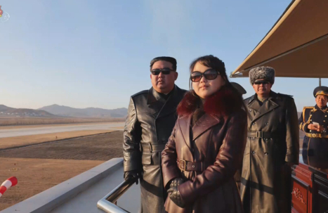김정은(맨 왼쪽) 북한 국무위원장과 딸 주애(왼쪽 두번째)가  2023년 11월 30일 제1공군사단 비행연대의 시위비행을 관람하고 있다. [사진=조선중앙통신]