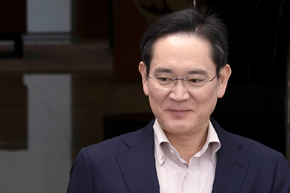 이재용 삼성전자 회장이 9일 서울 강서구 김포비즈니스항공센터로 귀국하고 있다. [사진=연합뉴스]