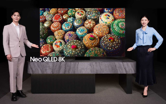 삼성전자 모델이 네오 QLED 8K 2023년형 신제품을 소개하고 있는 모습. [사진=삼성전자]